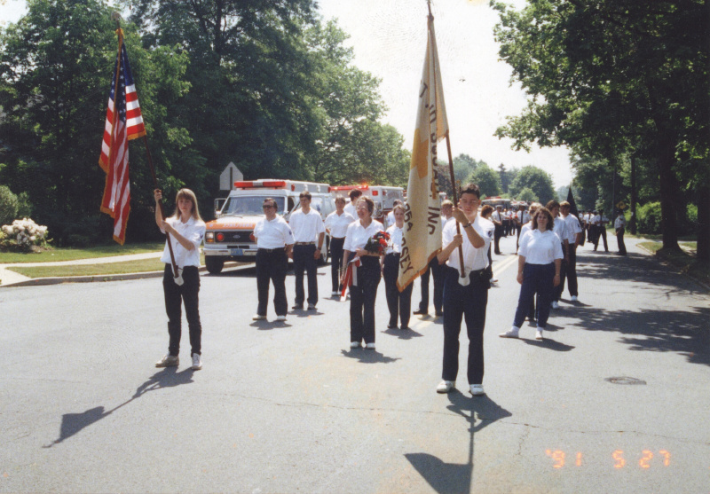 historic_photos/images_large/1991-5-27_parade_3_Jessie_Bailey_with_flowers.jpg