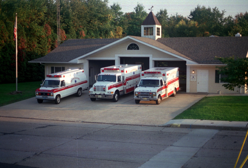 historic_photos/images_large/1995-10-9_ambulances_2.jpg