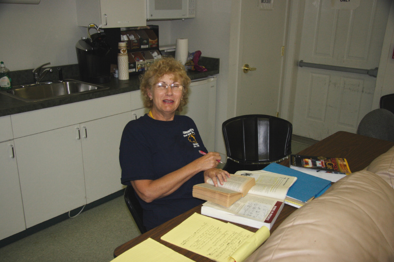 historic_photos/images_large/2007-6-26_Lee_Arleta_studying.jpg